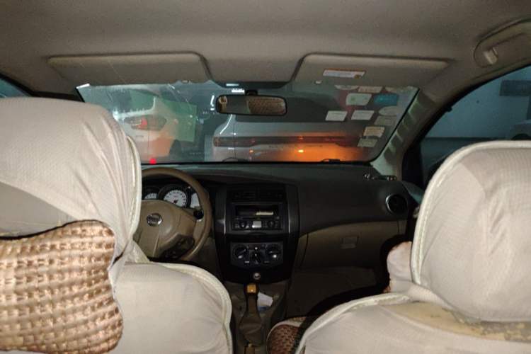 Used Nissan Livina 2010 Jingyue Edition 1.6L Manual All-Around Model Headliner