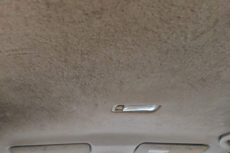 Used Nissan Livina 2010 Jingyue Edition 1.6L Manual Supercharged Model Headliner