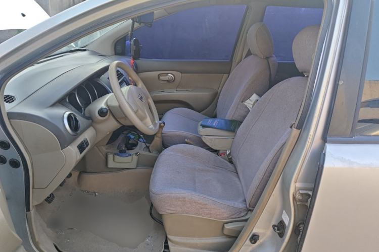 Used Nissan Livina 2010 Jingyue Edition 1.6L Manual All-Around Model Left Front Seat