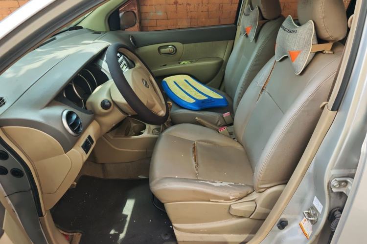 Used Nissan Livina 2010 Jingyue Edition 1.6L Manual All-Around Model Left Front Seat