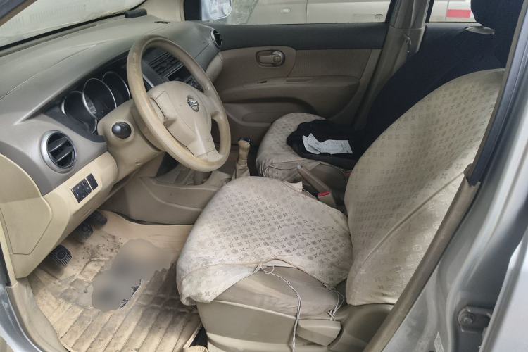 Used Nissan Livina 2010 Jingyue Edition 1.6L Manual All-Around Model Left Front Seat