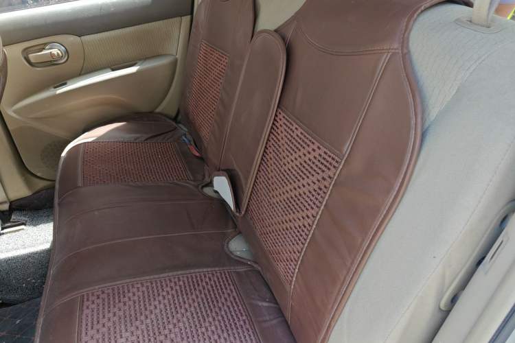 Used Nissan Livina 2010 Jingyue Edition 1.6L Manual All-Around Model Left Rear Seat