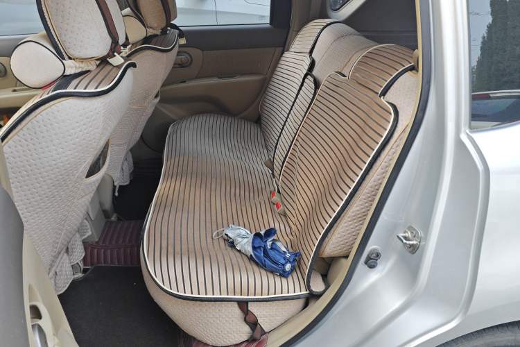 Used Nissan Livina 2010 Jingyue Edition 1.6L Manual All-Around Model Left Rear Seat