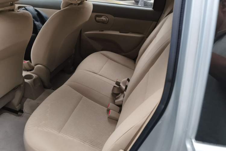 Used Nissan Livina 2010 Jingyue Edition 1.6L Automatic All-in-One Model Left Rear Seat