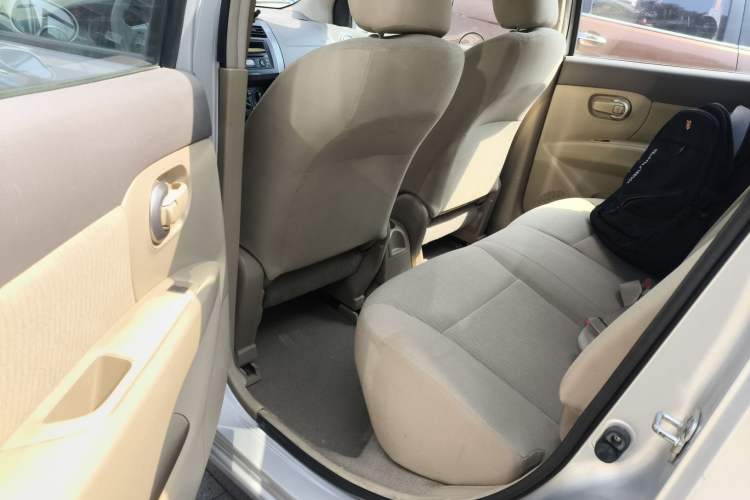 Used Nissan Livina 2010 Jingyue Edition 1.6L Manual All-Around Model Left Rear Seat
