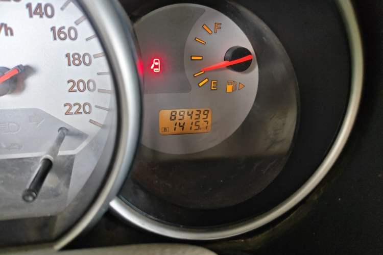 Used Nissan Livina 2010 Jingyue Edition 1.6L Manual All-Around Model Odometer Close Up