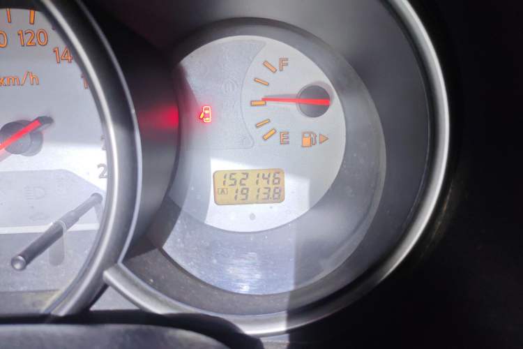 Used Nissan Livina 2010 Jingrui Edition 1.6L Manual Standard Model Odometer Close Up