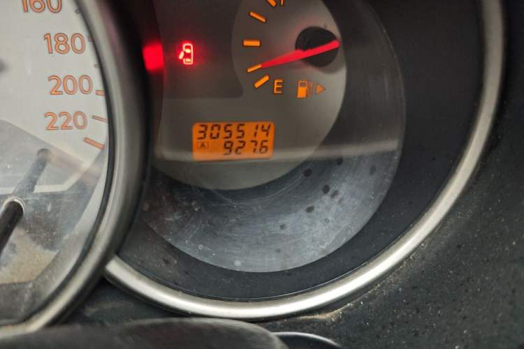 Used Nissan Livina 2010 Jingrui Edition 1.6L Manual Standard Model Odometer Close Up