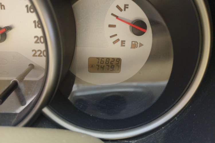 Used Nissan Livina 2010 Jingyue Edition 1.6L Manual All-Around Model Odometer Close Up