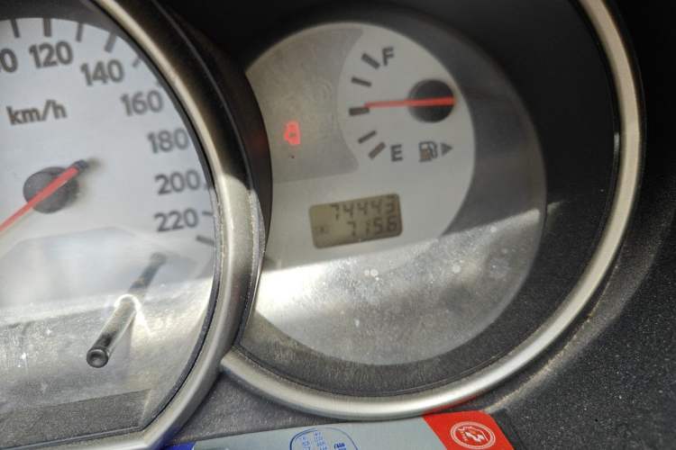 Used Nissan Livina 2010 Jingyue Edition 1.6L Manual All-Around Model Odometer Close Up