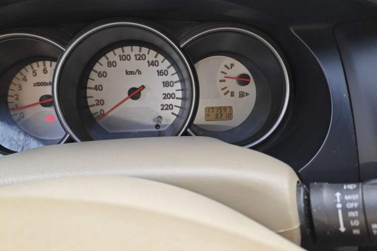 Used Nissan Livina 2010 Jingyue Edition 1.6L Manual All-Around Model Odometer Close Up