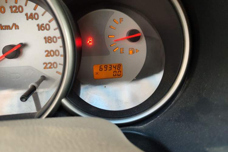 Used Nissan Livina 2010 Jingyue Edition 1.6L Manual All-Around Model Odometer Close Up