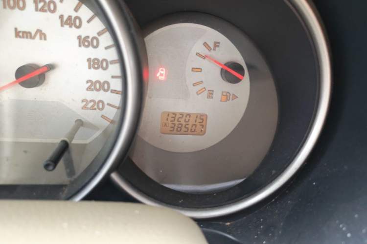 Used Nissan Livina 2010 Jingyue Edition 1.6L Manual All-Around Model Odometer Close Up