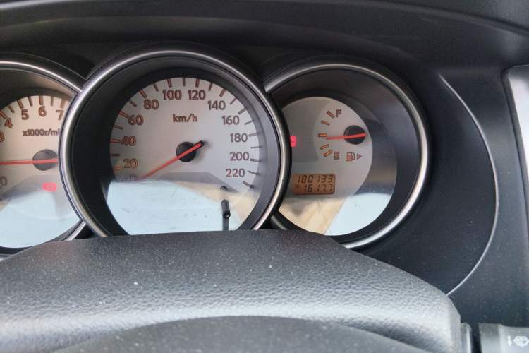Used Nissan Livina 2010 Jingrui Edition 1.6L Manual Standard Model Odometer Close Up