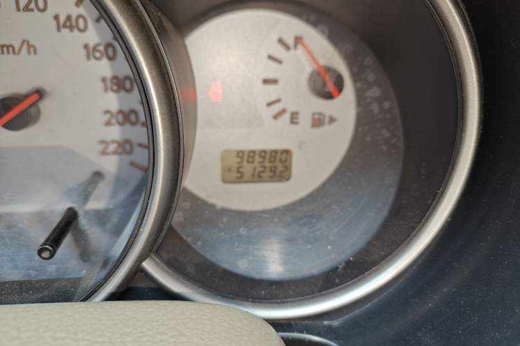 Used Nissan Livina 2010 Jingyue Edition 1.6L Manual All-Around Model Odometer Close Up