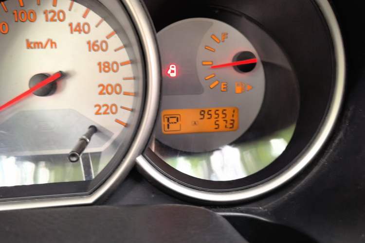 Used Nissan Livina 2010 Jingrui Edition 1.6L Automatic Smart High-End Model Odometer Close Up