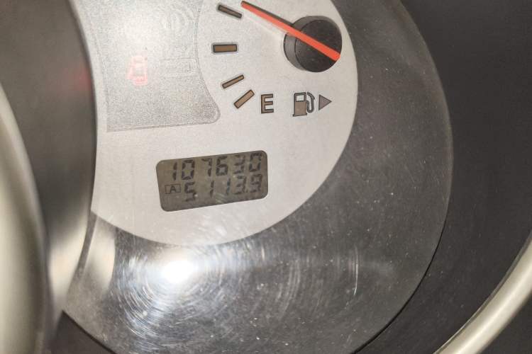 Used Nissan Livina 2010 Jingrui Edition 1.6L Manual Standard Model Odometer Close Up