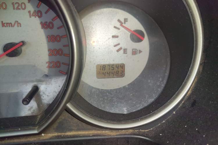 Used Nissan Livina 2010 Jingyue Edition 1.6L Manual All-Around Model Odometer Close Up