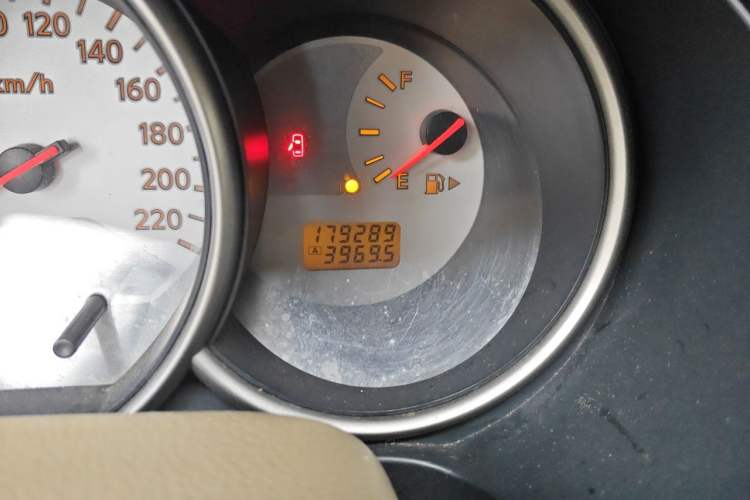 Used Nissan Livina 2010 Jingyue Edition 1.6L Manual Supercharged Model Odometer Close Up
