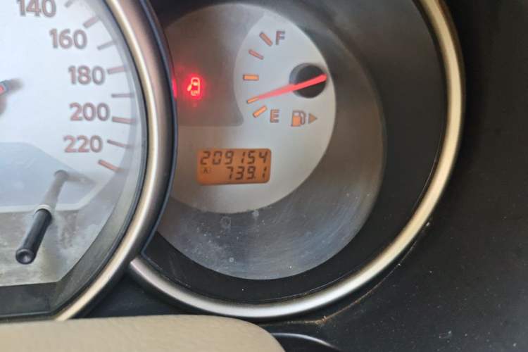 Used Nissan Livina 2010 Jingyue Edition 1.6L Manual All-Around Model Odometer Close Up