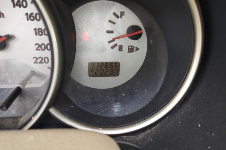 Used Nissan Livina 2010 Jingyue Edition 1.6L Manual All-Around Model Odometer Close Up