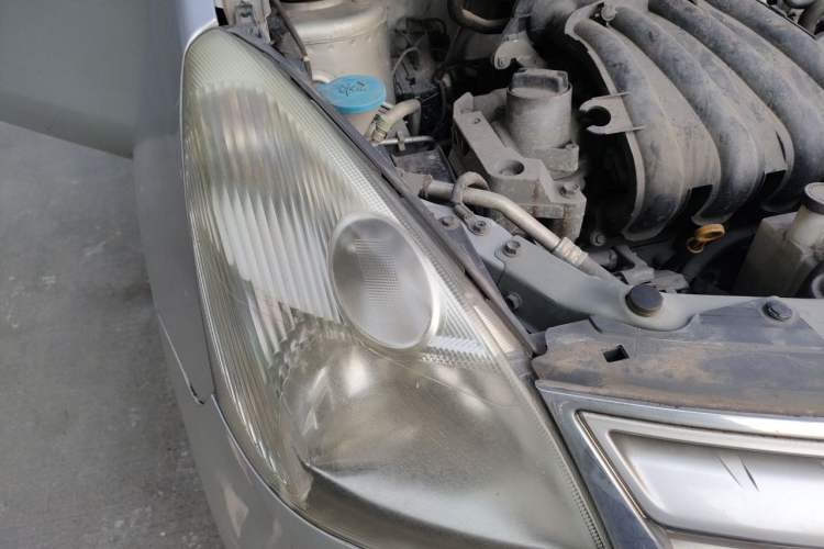 Used Nissan Livina 2010 Jingyue Edition 1.6L Manual All-Around Model Right Front Headlight
