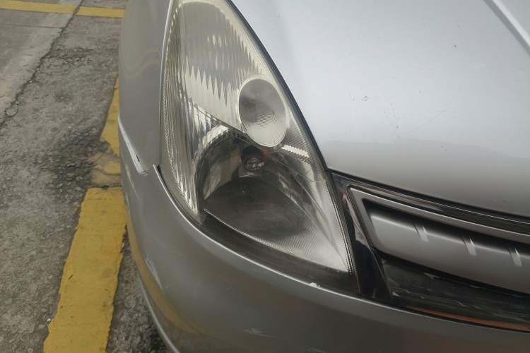 Used Nissan Livina 2010 Jingyue Edition 1.6L Automatic Supercharged Model Right Front Headlight