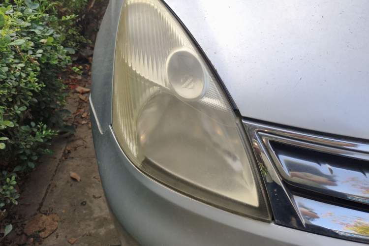 Used Nissan Livina 2010 Jingyue Edition 1.6L Automatic All-in-One Model Right Front Headlight
