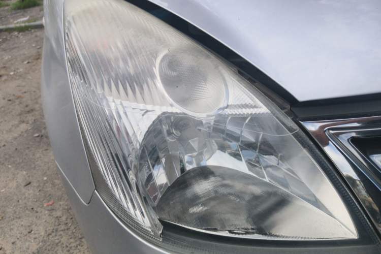 Used Nissan Livina 2010 Jingyue Edition 1.6L Manual All-Around Model Right Front Headlight
