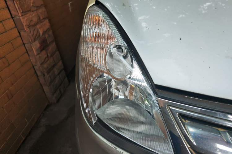 Used Nissan Livina 2010 Jingyue Edition 1.6L Manual All-Around Model Right Front Headlight
