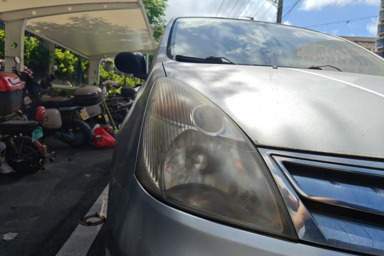 Used Nissan Livina 2010 Jingyue Edition 1.6L Manual All-Around Model Right Front Headlight