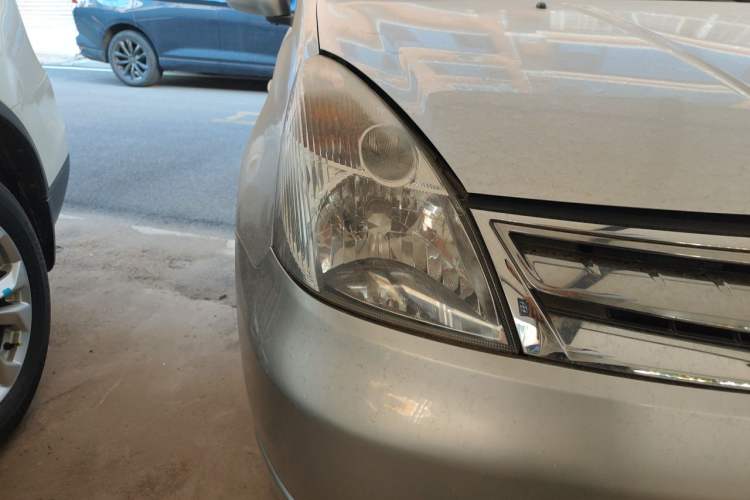 Used Nissan Livina 2010 Jingyue Edition 1.6L Manual All-Around Model Right Front Headlight