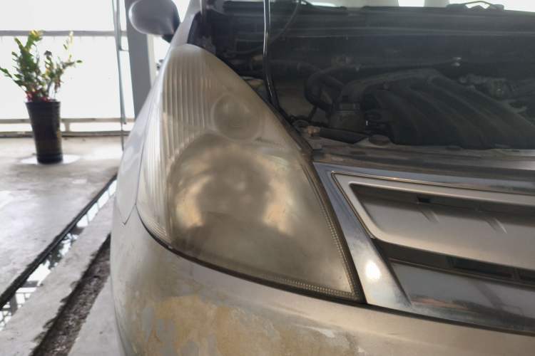 Used Nissan Livina 2010 Jingyue Edition 1.6L Manual All-Around Model Right Front Headlight
