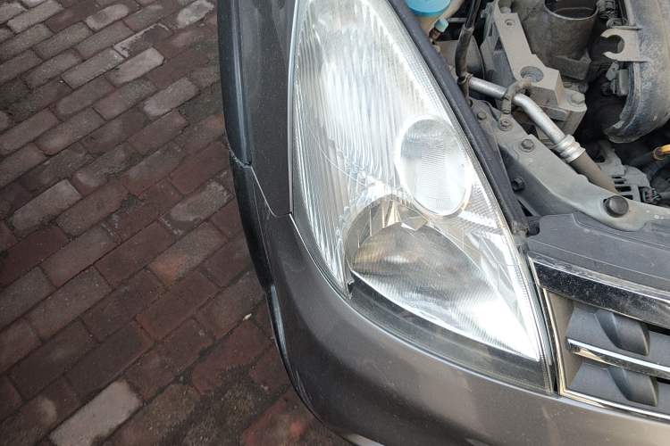 Used Nissan Livina 2010 Jingrui Edition 1.6L Manual Standard Model Right Front Headlight