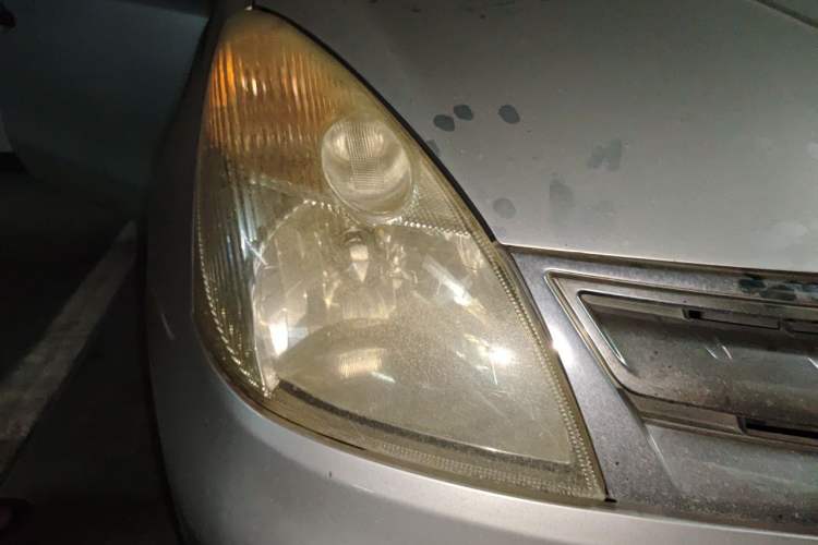 Used Nissan Livina 2010 Jingyue Edition 1.6L Manual All-Around Model Right Front Headlight