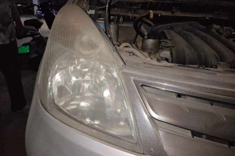 Used Nissan Livina 2010 Jingyue Edition 1.6L Manual All-Around Model Right Front Headlight