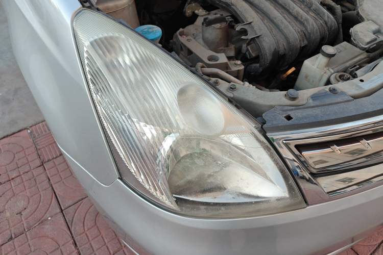 Used Nissan Livina 2010 Jingyue Edition 1.6L Manual All-Around Model Right Front Headlight