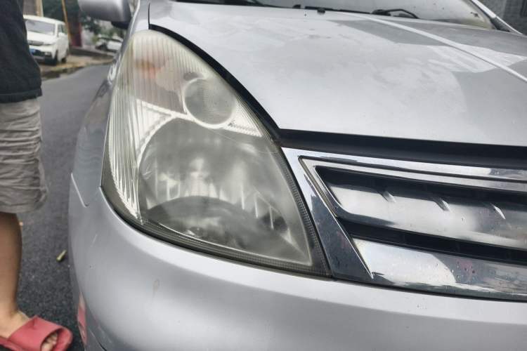 Used Nissan Livina 2010 Jingyue Edition 1.6L Manual All-Around Model Right Front Headlight