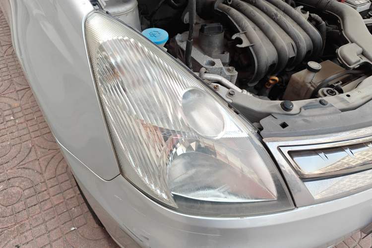 Used Nissan Livina 2010 Jingyue Edition 1.6L Manual All-Around Model Right Front Headlight