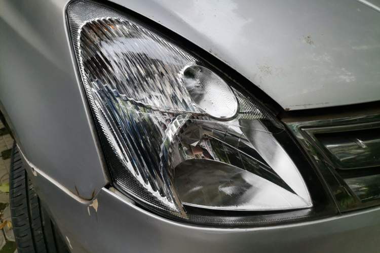 Used Nissan Livina 2010 Jingyue Edition 1.6L Manual All-Around Model Right Front Headlight
