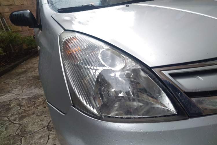 Used Nissan Livina 2010 Jingyue Edition 1.6L Manual All-Around Model Right Front Headlight