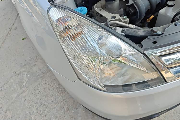 Used Nissan Livina 2010 Jingyue Edition 1.6L Automatic All-in-One Model Right Front Headlight