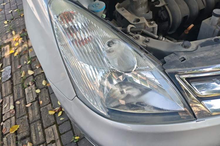 Used Nissan Livina 2010 Jingyue Edition 1.6L Manual All-Around Model Right Front Headlight