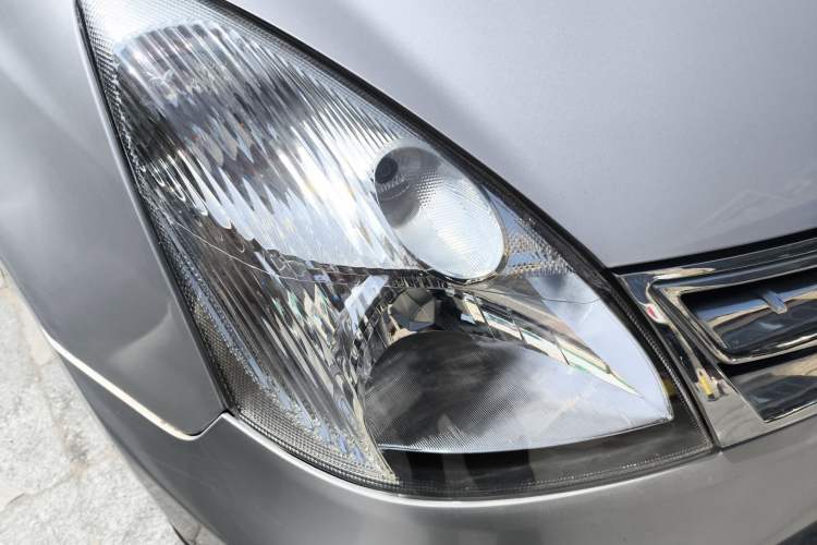 Used Nissan Livina 2010 Jingyue Edition 1.6L Manual All-Around Model Right Front Headlight