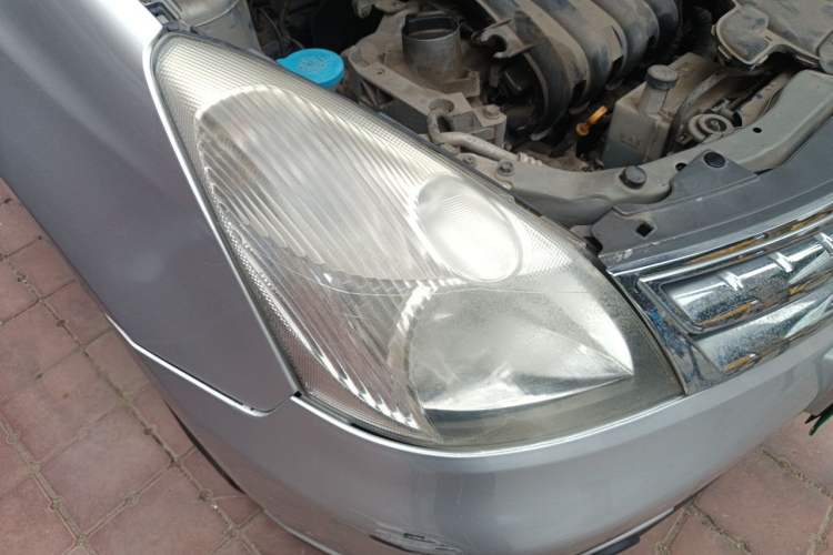 Used Nissan Livina 2010 Jingyue Edition 1.6L Manual All-Around Model Right Front Headlight