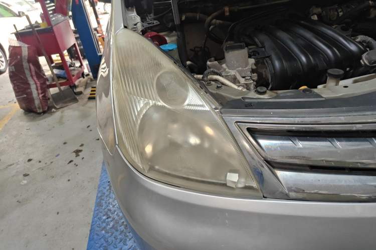 Used Nissan Livina 2010 Jingyue Edition 1.6L Automatic All-in-One Model Right Front Headlight
