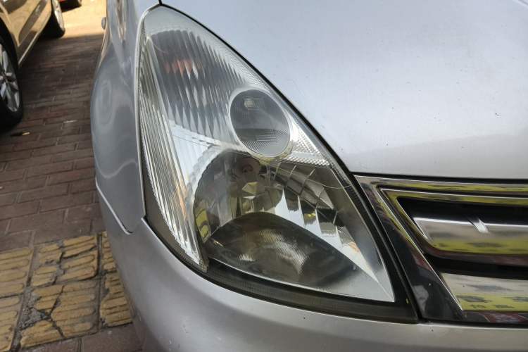 Used Nissan Livina 2010 Jingyue Edition 1.6L Automatic All-in-One Model Right Front Headlight