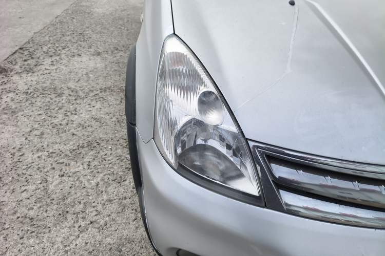 Used Nissan Livina 2010 Jingyue Edition 1.6L Manual All-Around Model Right Front Headlight