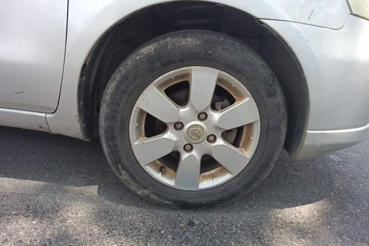 Used Nissan Livina 2010 Jingyue Edition 1.6L Automatic XuanNeng Model Right Front Wheel Hub