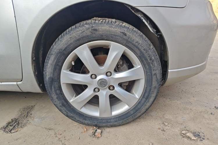 Used Nissan Livina 2010 Jingyue Edition 1.6L Manual All-Around Model Right Front Wheel Hub
